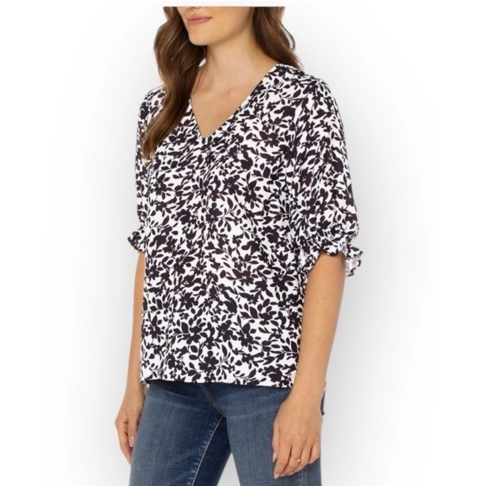 NWT Well Worn Ladies V-Neck Blouse Size Medium Black Floral 0532S